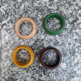 Portatovaglioli in legno colorato