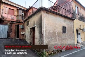 Caprecano , terratetto su due livelli con corte