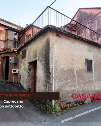Caprecano , terratetto su due livelli con corte