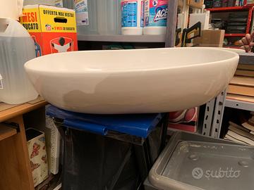 Lavandino in ceramica bianca - design moderno