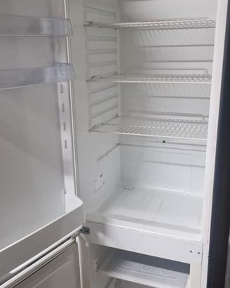 Carcassa frigo isolata 