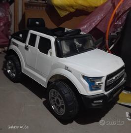 Macchina jeep bambino