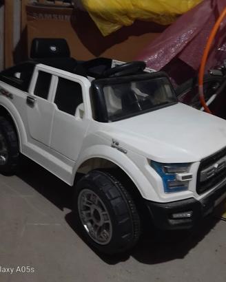 Macchina jeep bambino