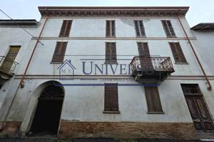 Palazzo / Stabile di 500 m² con più di 5 locali a 