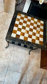 Tavolino con scacchiera