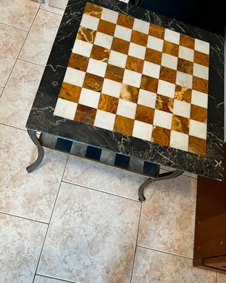 Tavolino con scacchiera