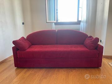 Divano rosso bordeaux in tessuto con cassettone