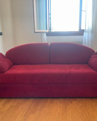 Divano rosso bordeaux in tessuto con cassettone