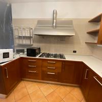 Cucina in legno di ciliegio con elettrodomestici