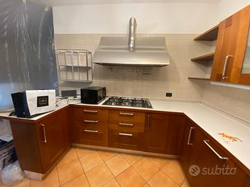 Cucina in legno di ciliegio con elettrodomestici