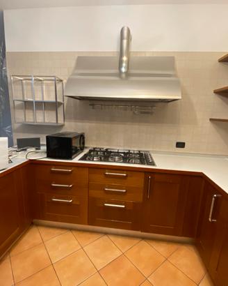 Cucina in legno di ciliegio con elettrodomestici