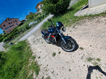 Triumph 955i speed triple