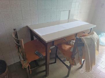 tavolo cucina con sedie e sgabello 