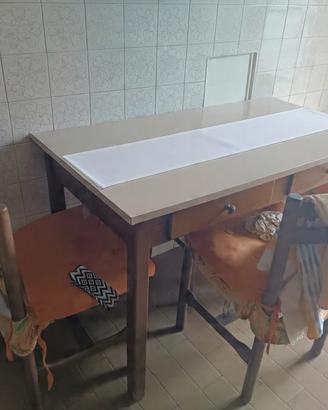 tavolo cucina con sedie e sgabello 