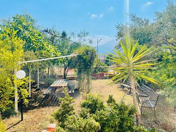 Casa con giardino e vista golfo