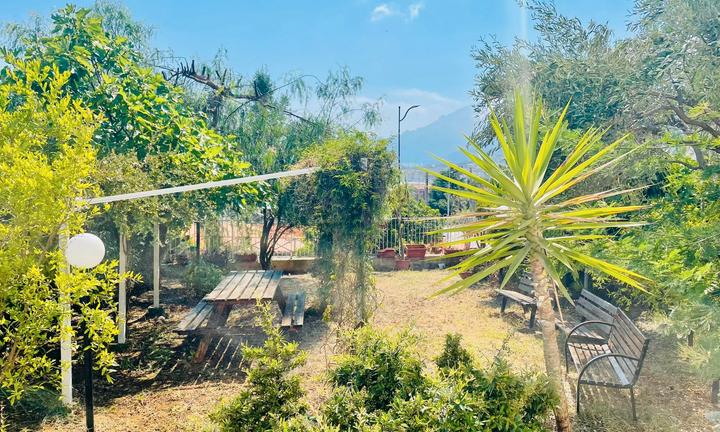 Casa con giardino e vista golfo