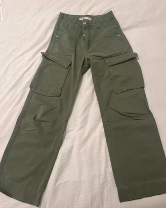 Jeans cargo verde oliva di Bershka