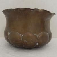 Vecchia fioriera in rame usata