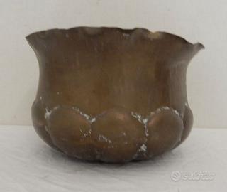 Vecchia fioriera in rame usata