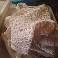 scatola con vecchi merletti.