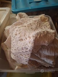 scatola con vecchi merletti.