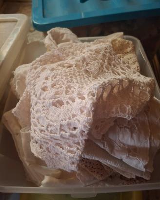 scatola con vecchi merletti.