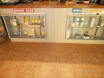 Bancone cassa con vetrina