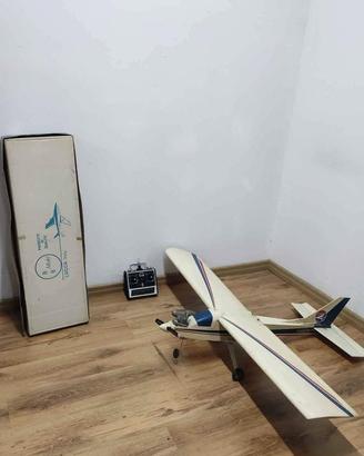 Aereo modello a scoppio autocostruito in legno