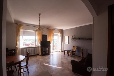 Stanza luminosa con balcone privato