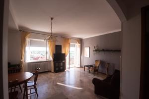 Stanza luminosa con balcone privato