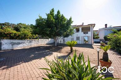 Villa indipendente a La Caletta con vista mare e a