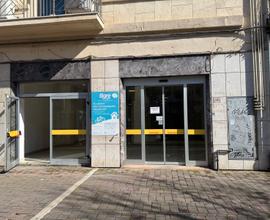 Viale d'Annunzio ampio locale ex supermercato