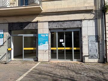 Viale d'Annunzio ampio locale ex supermercato