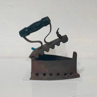 Antico ferro da stiro a carbone. Da collezione 