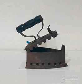 Antico ferro da stiro a carbone. Da collezione 