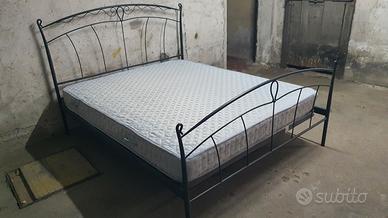LETTO MATRIMONIALE FERRO BATTUTO COMPLETO.