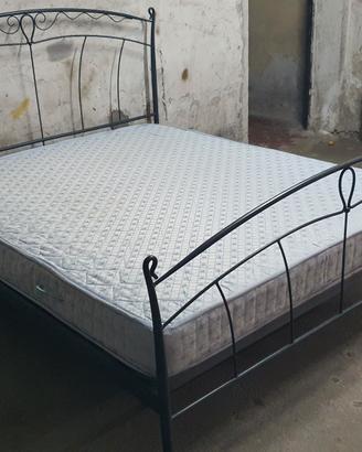 LETTO MATRIMONIALE FERRO BATTUTO COMPLETO.