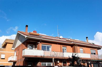 Acilia  Porz.villino 160 mq  su 2  livelli 