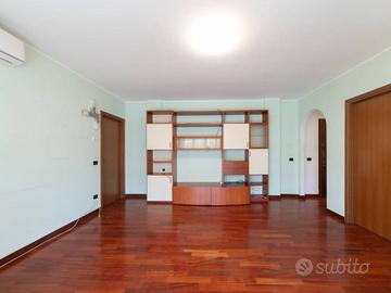 Appartamento di 80 m² con 2 locali e box auto a Mi