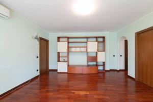 Appartamento di 80 m² con 2 locali e box auto a Mi