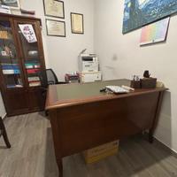 Scrivania ufficio e libreria