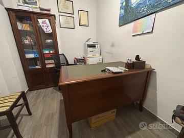 Scrivania ufficio e libreria