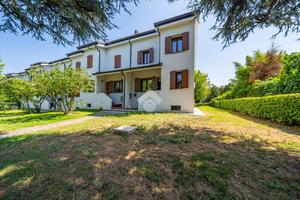 VILLA A SCHIERA A REGGIO NELL'EMILIA