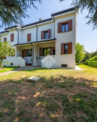 VILLA A SCHIERA A REGGIO NELL'EMILIA