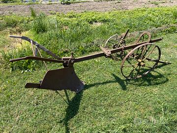 Aratro antico da traino a buoi monovomere