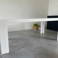 Tavolo da pranzo minimalista