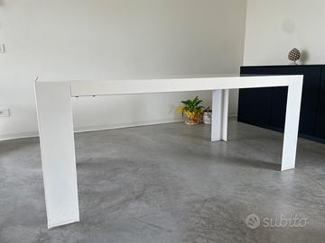 Tavolo da pranzo minimalista