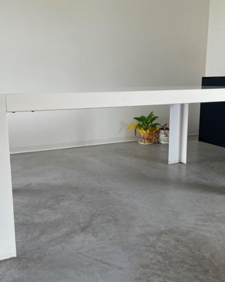 Tavolo da pranzo minimalista