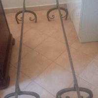 Coppia di cavalletti in ferro battuto rivettato
