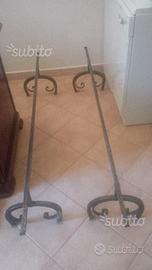 Coppia di cavalletti in ferro battuto rivettato
